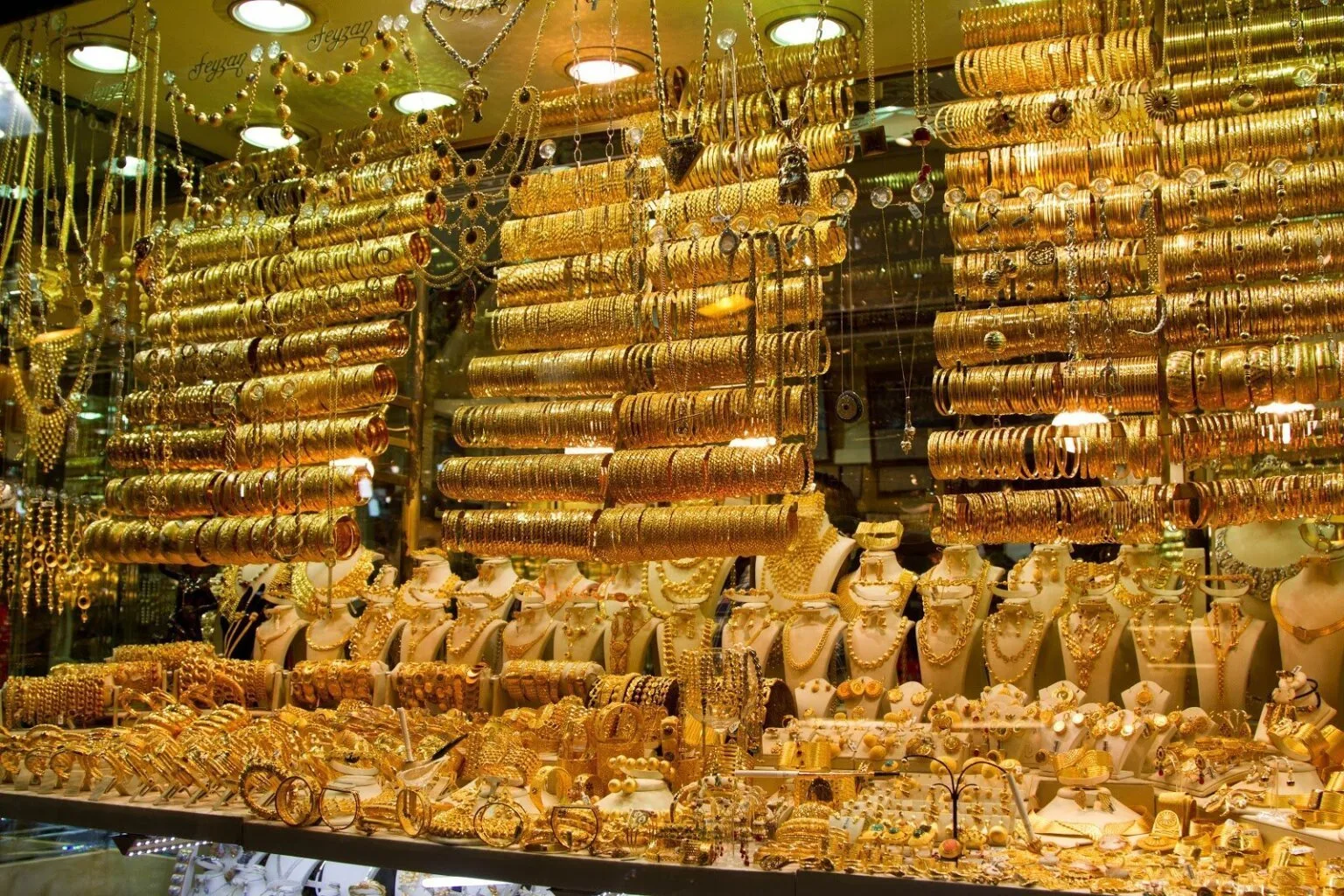 سعر أوقية الذهب اليوم في الأردن بالدولار ، وهو ارتفاع تاريخي في أسواق المعادن الصفراء