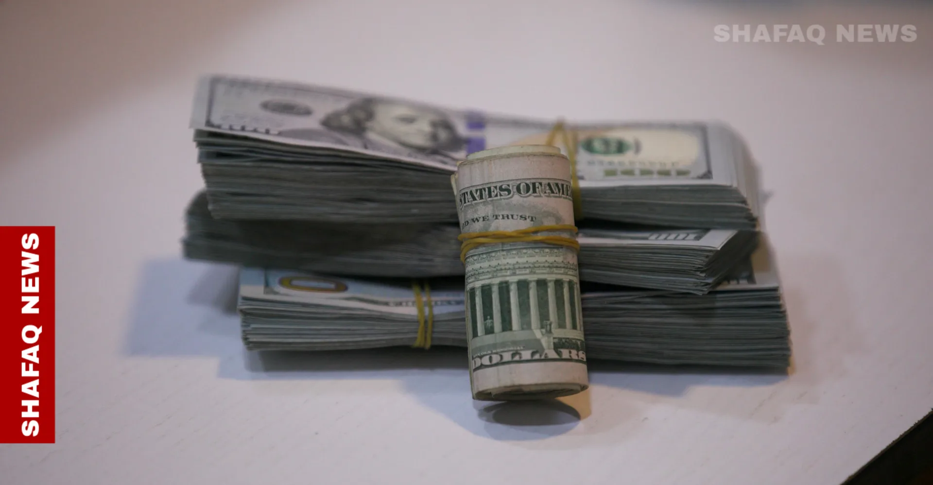 الدولار يحوم قرب ادنى مستوى له في ثلاثة أشهر