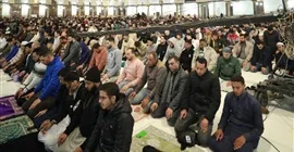 آلاف المصلين في أروقة وصحن الجامع الأزهر لأداء صلاتي العشاء والتراويح