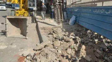 أعمال تكسير بأرصفة شارع القاهرة بالمنتزه لتركيب طبقة انترلوك