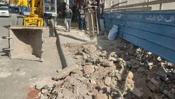 أعمال تكسير بأرصفة شارع القاهرة بالمنتزه لتركيب طبقة انترلوك