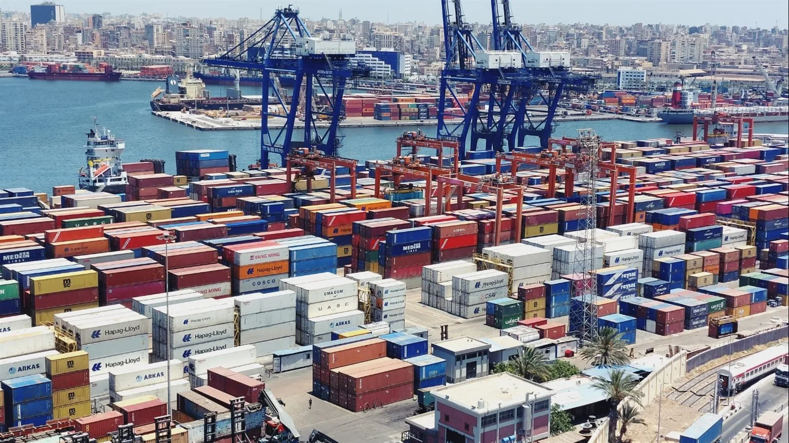 استمرار حركة الملاحة وتداول الحاويات بميناء الإسكندرية رغم الطقس المتقلب