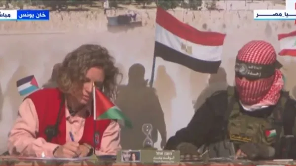 “الصليب الأحمر” يوقع على وثائق تسلم 3 محتجزين إسرائيليين بقطاع غزة