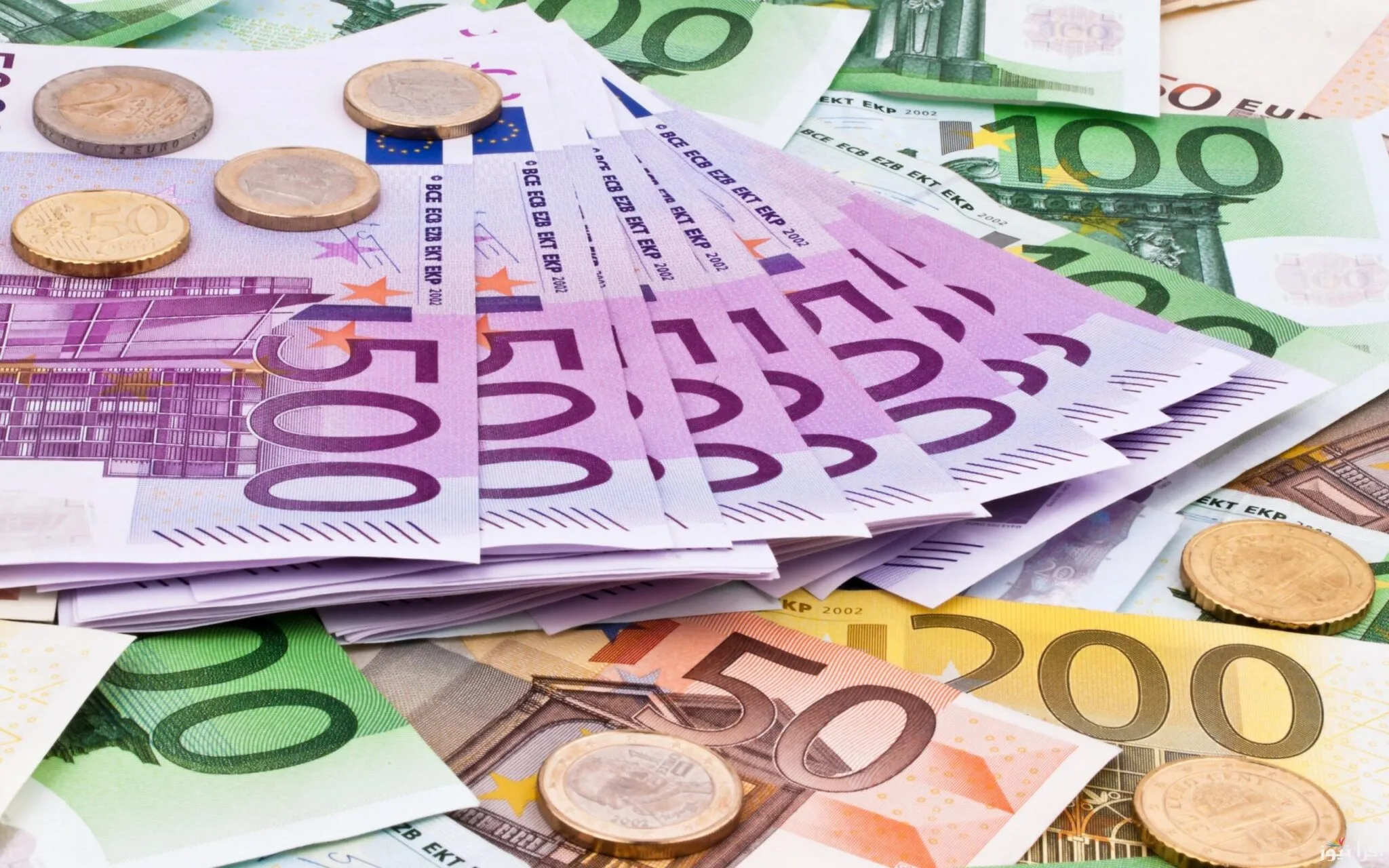 اليورو يقترب من أدنى مستوى بعد ارتفاع الدولار الأمريكي بالأسواق، اعرف السعر الجديد بالبنوك