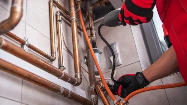 باليونيفورم .. عاملا شركة الغاز بأطفيح سرقا مواسير بنصف مليون جنيه