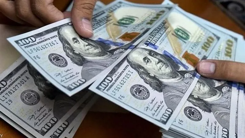 بعد قفزة له الأخيرة ، يحافظ الدولار على استقراره في البنوك المصرية