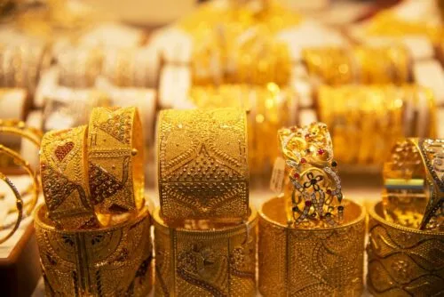 تم تسوية سعر الذهب 21 قيراط في الإمارات العربية المتحدة اليوم 21 فبراير 2025 فجأة