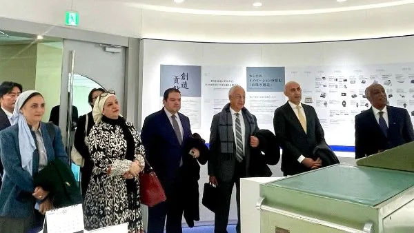 دمج التقنيات الحديثة بالمناهج وتدريب المعلمين على استخدامها