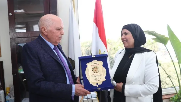 طالب تسبب في قـ.طع إصبعها والمعلمين تكرمها.. هذا ما فعلته أستاذة عزة