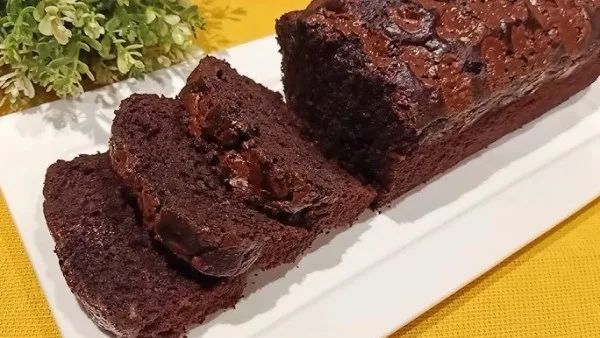 طريقة عمل كيكة الموز بقطع الشوكولاتة