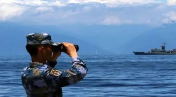 عبرت مضيق تايوان.. سفينة حربية كندية تثير غضب الصين