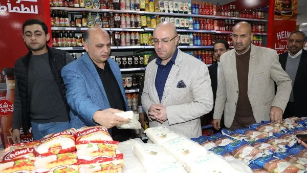 محافظ بني سويف يطمئنن على توافر السلع خلال تفقد السلاسل التجارية والهايبرات