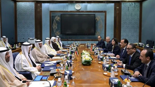 مدبولي ونظيره الكويتي يستعرضان سُبل تعزيز التعاون الثنائي بين البلدين