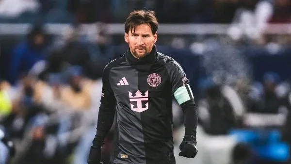ميسي يفكر في العودة إلى برشلونة مع اقتراب افتتاح “كامب نو” الجديد