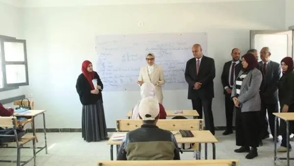 نائب محافظ الوادي الجديد تتابع سير العمل بمقر المدرسة الفندقية