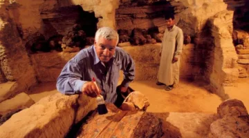 هل كسر الدكتور زاهي حواس تمثالا أثريا.. فيديو