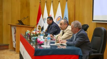 وزير قطاع الأعمال يجتمع بالعاملين في “مصر للألومنيوم”.. وإنشاء مصنع جديد بطاقة 600 ألف طن