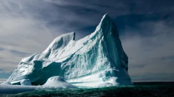 تحذيرات من “كارثة كبرى” بسبب أكبر جبل جليدي بالعالم