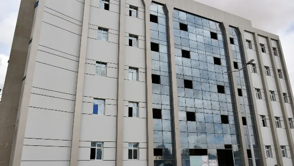 شاهد.. التجهيزات الأخيرة لمبنى الاختبارات الإلكترونية بجامعة قناة السويس