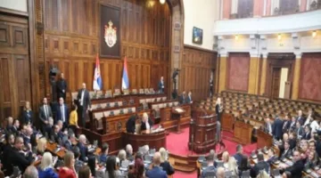 قنابل دخان وألعاب نارية وإصابات بالبرلمان الصربي| تفاصيل