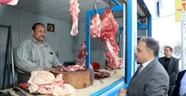 محافظ الشرقية يتفقد منفذ مؤسسة حياة كريمة لبيع اللحوم الطازجة