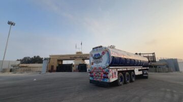 الهلال الأحمر يدفع بـ 280 ألف سلة غذائية ومستلزمات إغاثية عبر قافلة «زاد العزة» الـ 68 إلى غزة