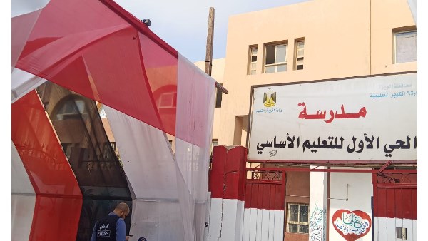 توافد الناخبين على مقر لجنة مدرسة الحي الأول للتعليم الأساسي بالسادس من أكتوبر