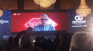 رئيس الوزراء يشهد التوقيع علي 55 عقدا بين الاتصالات وشركات التعهيد