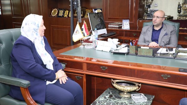 محافظ بني سويف يهنئ وكيل التعليم بالمركزين الأول والثاني في مسابقة فن النحت